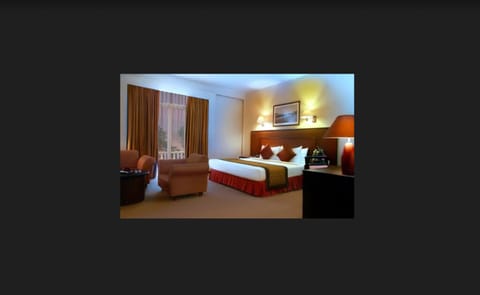 Suite, 1 King Bed | Premium bedding, minibar, in-room safe, desk