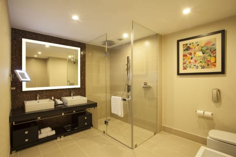 Executive Suite | Bathroom | Combined shower/tub, deep soaking tub, rainfall showerhead