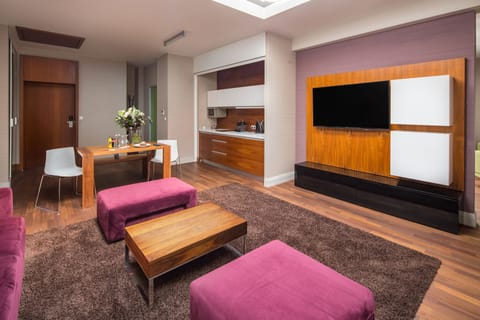 Executive Suite | Private kitchen | Fridge, microwave, coffee/tea maker, electric kettle