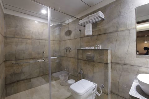 Premier Studio, 1 King Bed | Bathroom | Shower, rainfall showerhead, slippers, towels