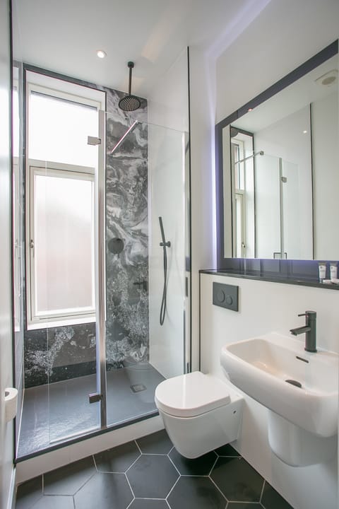 Deluxe Studio, Kitchenette, City View | Bathroom | Eco-friendly toiletries, hair dryer, towels