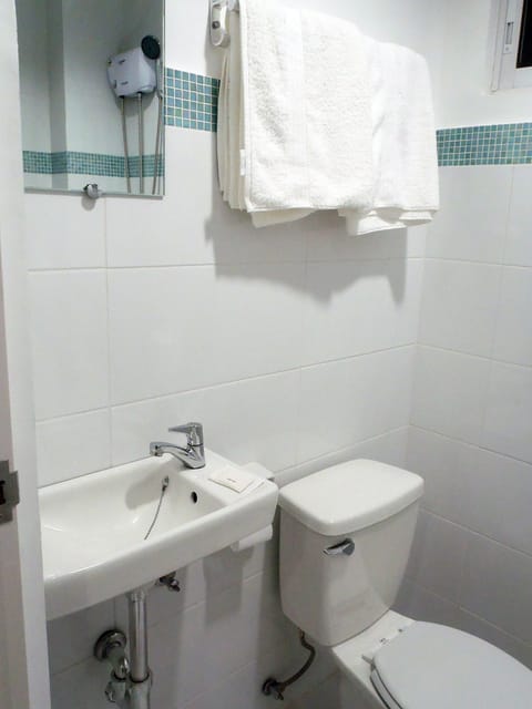 Standard Room | Bathroom | Shower, free toiletries, towels