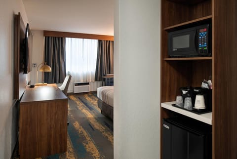 Room, 1 King Bed, Non Smoking | Premium bedding, pillowtop beds, desk, blackout drapes