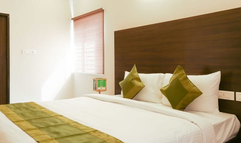 Premium Room | Desk, iron/ironing board, rollaway beds, free WiFi
