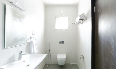 Premium Room | Bathroom | Shower, free toiletries, towels, soap