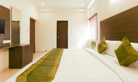 Premium Room | Desk, iron/ironing board, rollaway beds, free WiFi