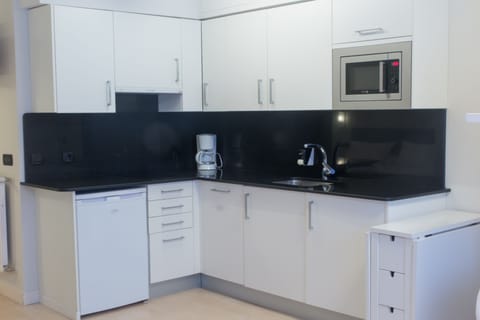 Studio, Multiple Beds | Private kitchen | Full-size fridge, microwave, stovetop, dishwasher