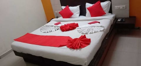 Deluxe Double Room | Desk, bed sheets