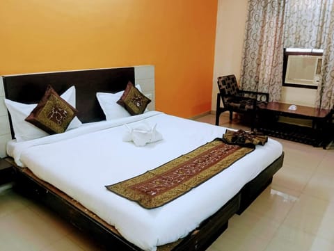 Deluxe Double Room | Desk, bed sheets