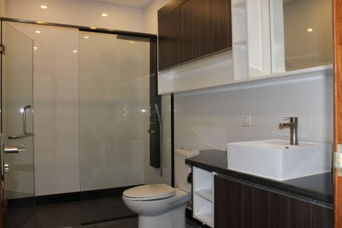 Penthouse (3) | Bathroom | Free toiletries, hair dryer, slippers, towels