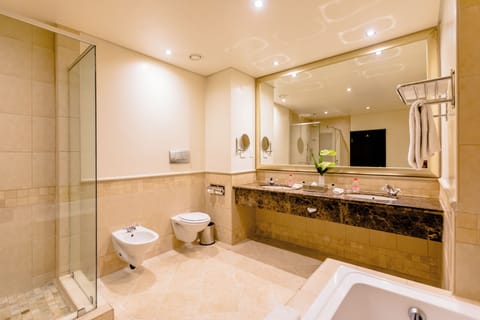 Standard King Suite | Bathroom | Shower, free toiletries, hair dryer, towels