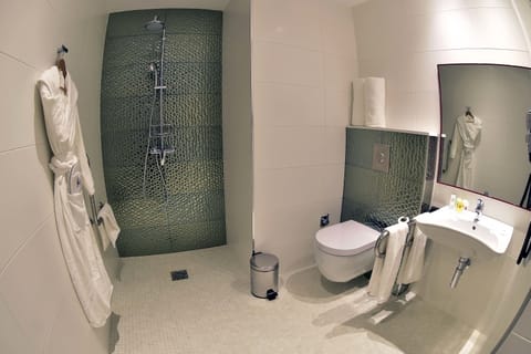 Senior Suite | Bathroom | Shower, free toiletries, bathrobes, bidet