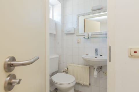 Single Room | Bathroom | Shower, free toiletries, hair dryer, towels