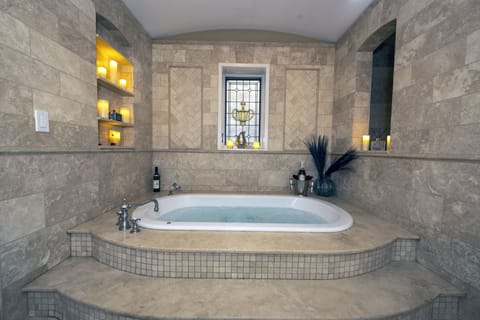 Grand Tuscan Suite | Bathroom | Shower, free toiletries, hair dryer, bathrobes