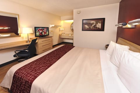 Deluxe Room, 1 King Bed, Non Smoking | In-room safe, desk, blackout drapes, free cribs/infant beds