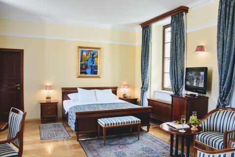 Deluxe Double Room | Hypo-allergenic bedding, minibar, in-room safe, individually decorated
