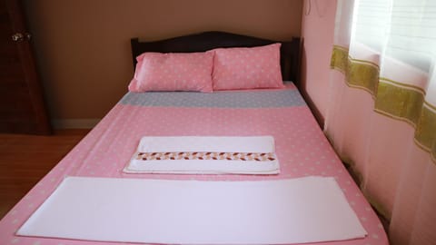 Double Room | Desk, free WiFi, bed sheets