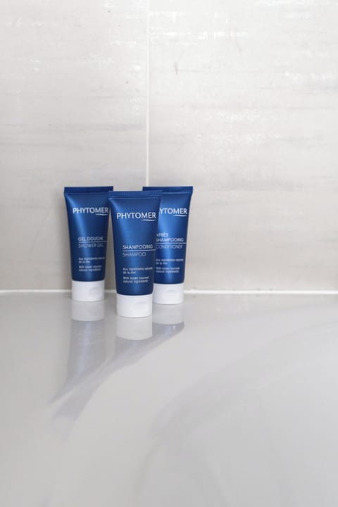 Superior Triple Room, Balcony, Sea View | Bathroom | Rainfall showerhead, free toiletries, hair dryer, towels