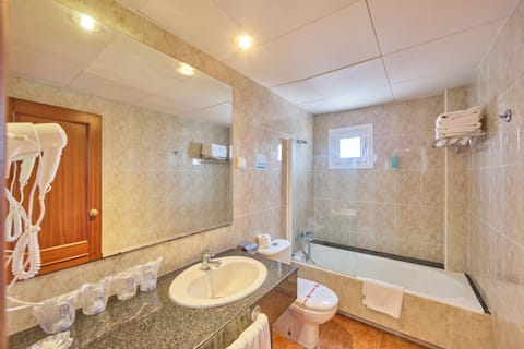 Standard Double Room | Bathroom | Bathtub, hair dryer, towels