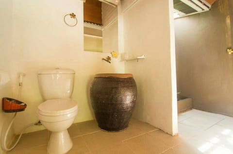 Deluxe Garden View | Bathroom | Shower, free toiletries, bidet, towels