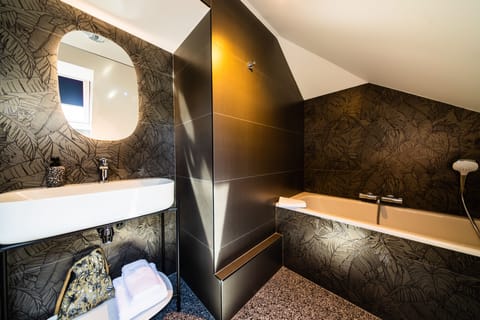 Triple Room | Bathroom | Free toiletries, hair dryer, towels