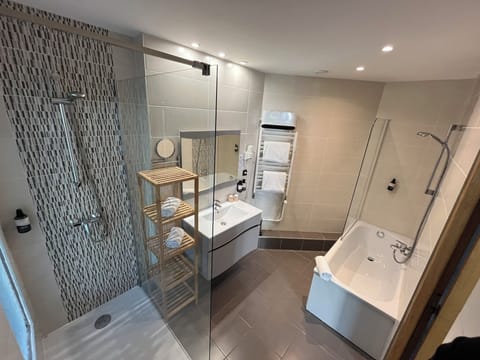 Suite | Bathroom | Free toiletries, hair dryer, towels, shampoo