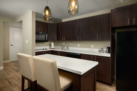 Suite, 1 King Bed, Refrigerator & Microwave (Wet bar) | Private kitchen | Fridge, microwave