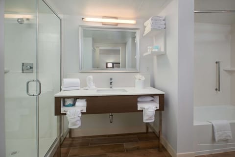 Suite, 1 King Bed, Refrigerator & Microwave (Wet bar) | Bathroom | Combined shower/tub, free toiletries, towels