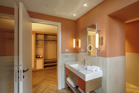 Superior Room, 2 Twin Beds | Bathroom | Shower, free toiletries, hair dryer, bidet