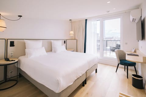 Suite | Premium bedding, in-room safe, soundproofing, iron/ironing board