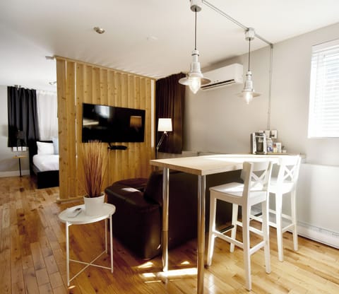 Deluxe Studio Suite, 1 Queen Bed, Kitchen | Living area | Flat-screen TV