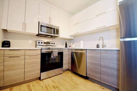 Deluxe Suite, 1 Queen Bed with Sofa bed, Kitchen | Private kitchen | Fridge, microwave, oven, stovetop