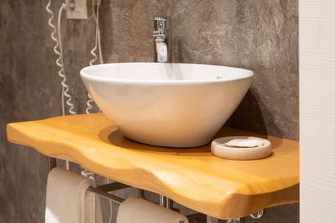 Quadruple Room | Bathroom | Shower, free toiletries, hair dryer, bidet