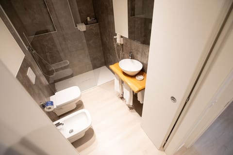 Quadruple Room | Bathroom | Shower, free toiletries, hair dryer, bidet