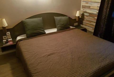 Desk, blackout drapes, free WiFi, bed sheets