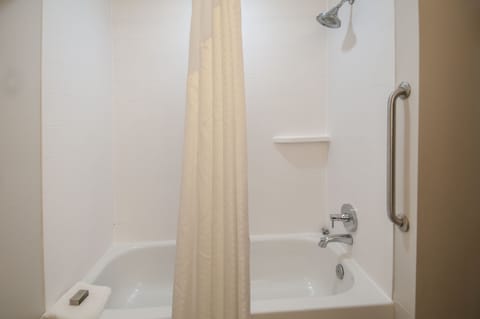 Combined shower/tub, free toiletries, hair dryer, towels