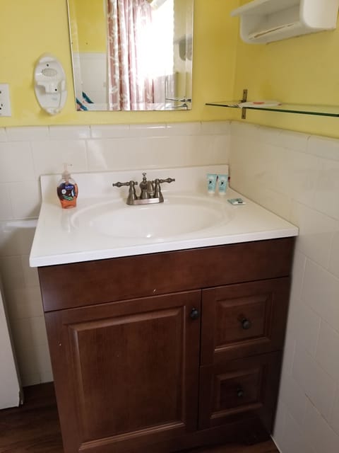Deluxe Condo, 1 Bedroom | Bathroom sink