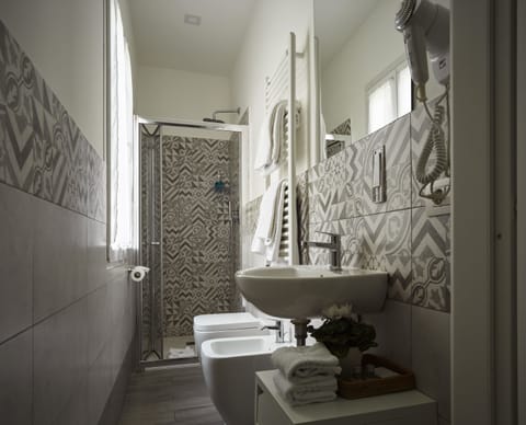 Comfort Triple Room | Bathroom | Shower, free toiletries, bidet, towels