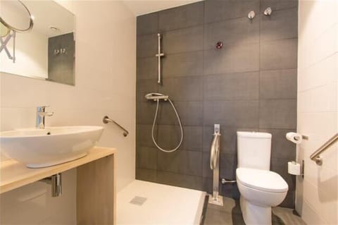 Standard Triple Room | Bathroom | Shower, free toiletries, hair dryer, towels