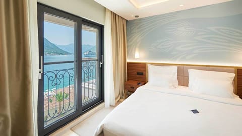 Deluxe Double Room, Sea View | In-room safe, desk, blackout drapes, soundproofing