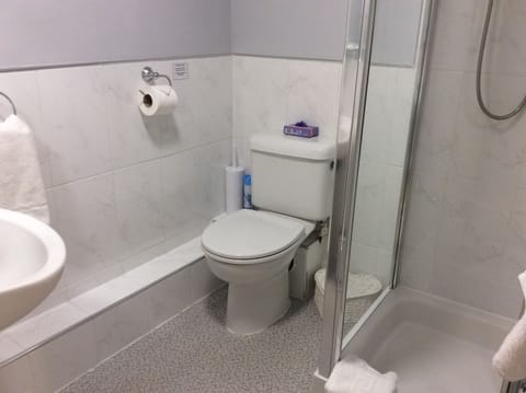 Twin Room (Room2) | Bathroom | Free toiletries, towels