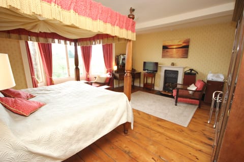 Double Room, Ensuite (Four Poster) | Hypo-allergenic bedding, individually decorated, individually furnished