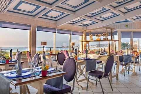 Lunch and dinner served, seafood