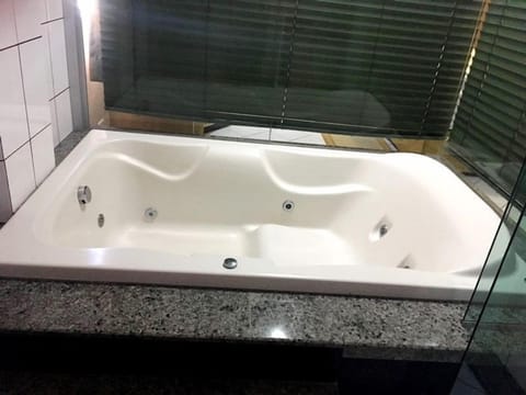 Jetted tub