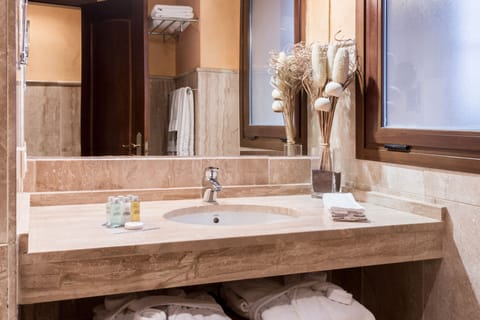 Suite | Bathroom | Shower, rainfall showerhead, free toiletries, hair dryer