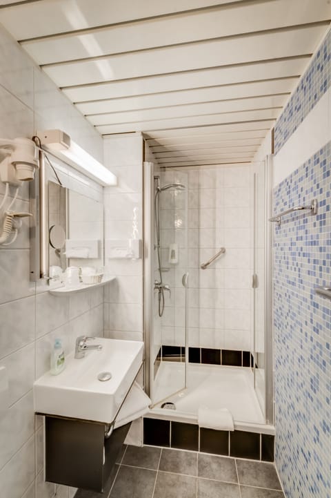 Double or Twin Room | Bathroom | Free toiletries, towels