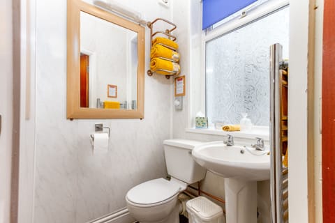 Standard Twin Room, Ground Floor (Room 1) | Bathroom | Shower, free toiletries, hair dryer, towels