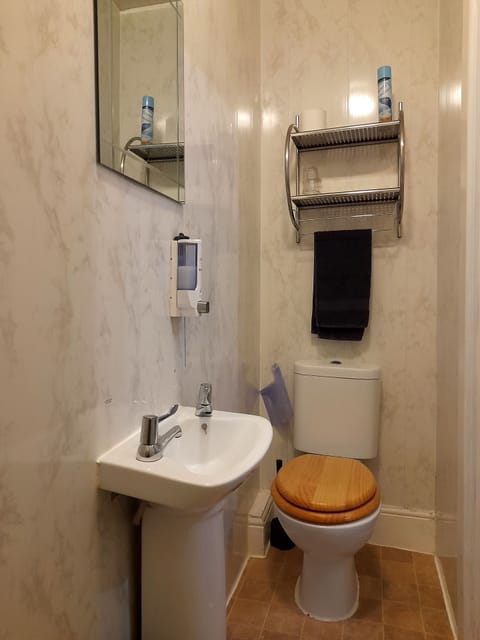 Double Room, Ensuite (Small) | Bathroom | Shower, free toiletries, hair dryer, towels