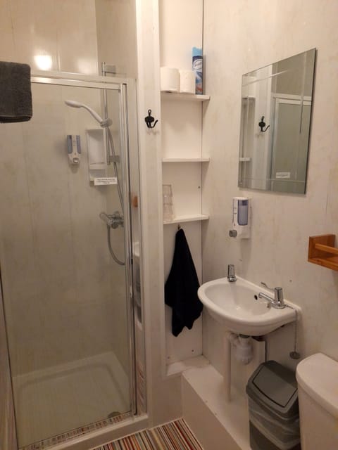 Triple Room, Ensuite | Bathroom | Shower, free toiletries, hair dryer, towels