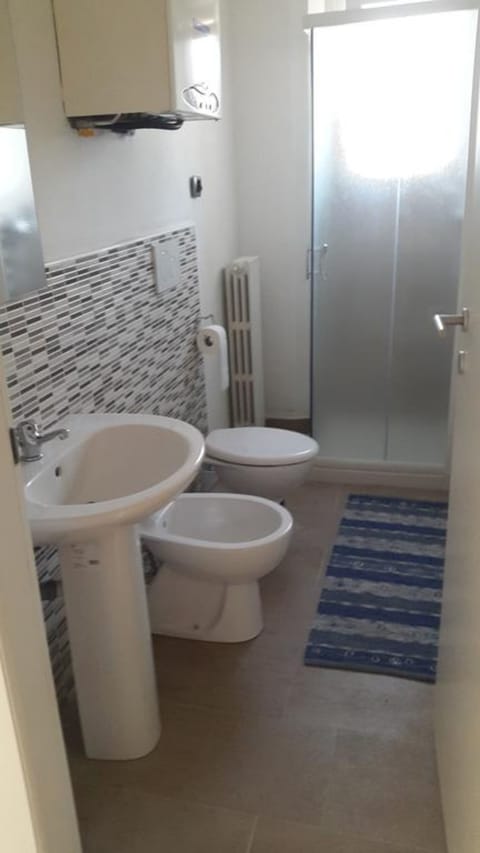 Standard Room | Bathroom | Shower, free toiletries, hair dryer, towels